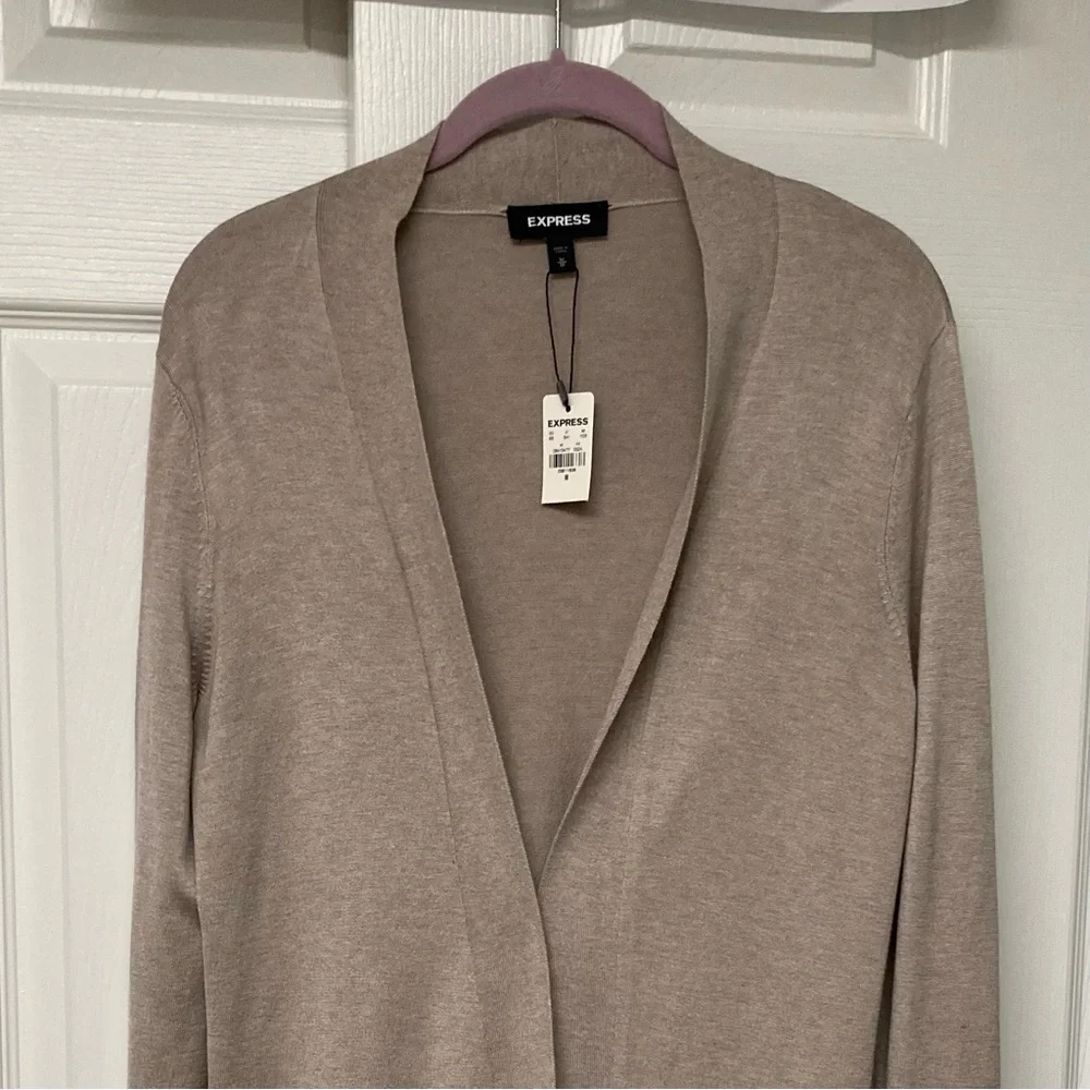 NWT Express 2 pocket open cardi Size M in Light Mocha